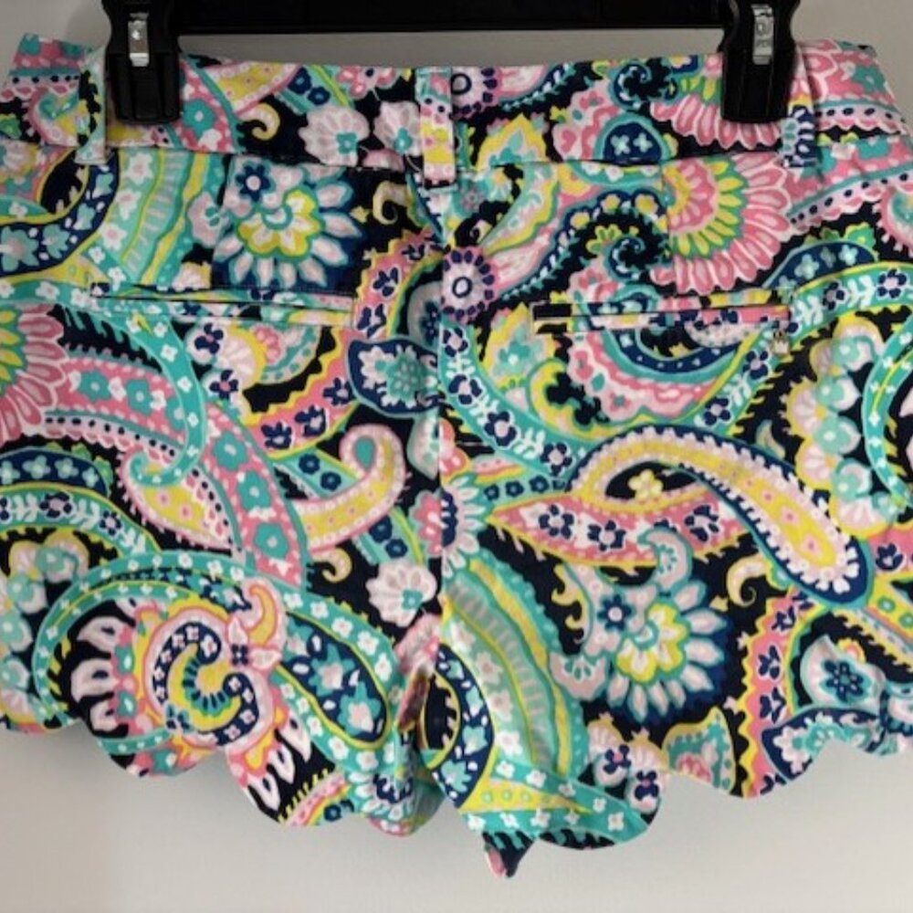 Crown & Ivy Shelby Sz 4 Floral Paisley Pink Green Blue Scalloped Stretch Shorts - Picture 2 of 5